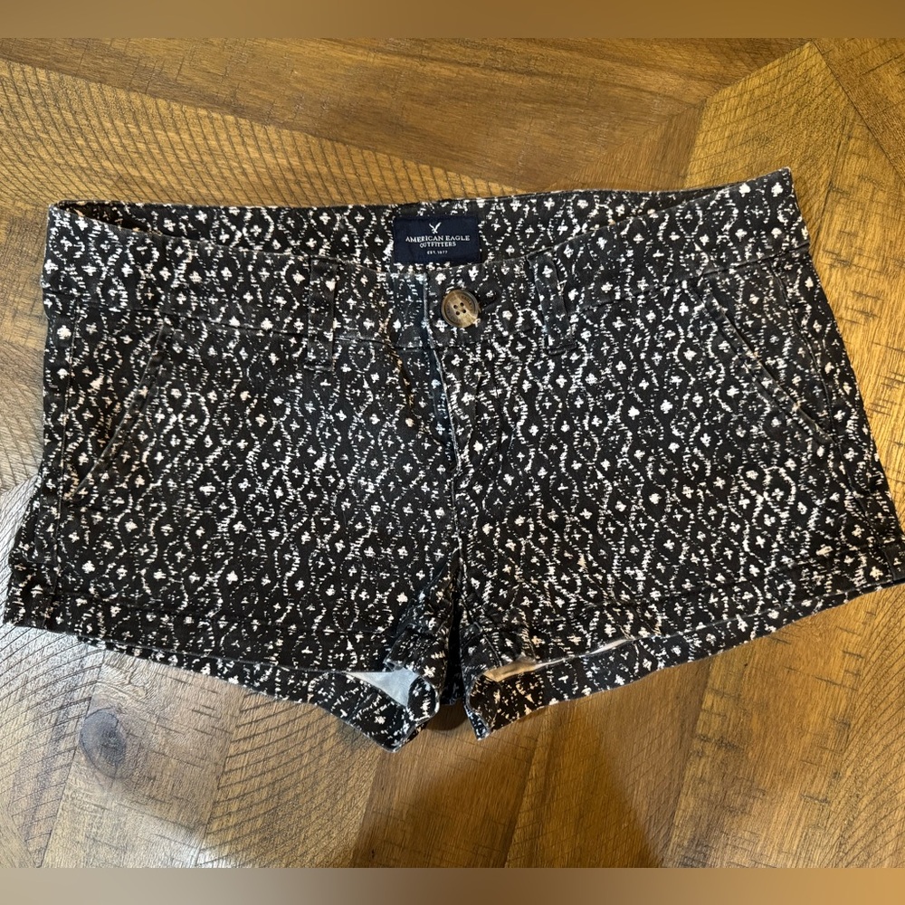 American Eagle Wome's Black and White Patterned Shorts - Picture 4 of 14